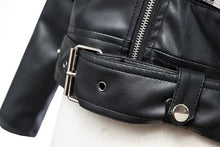 Load image into Gallery viewer, manteau noir en faux cuire